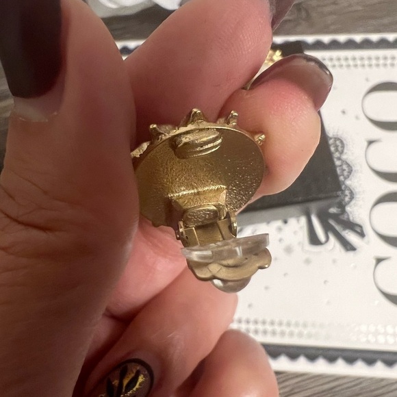 CHANEL Vintage Faux Pearl Gold CC Clip On Earrings - Picture 7 of 11